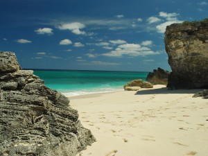 Eleuthera, o insulă de aproximativ 177 de kilometri în Bahamas, la est de Nassau, are kilometri întregi de plaje curate şi slab populate.