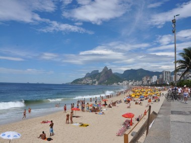 Plaja Ipanema din Rio de Janeiro, Brazilia, este plină de trupuri frumoase, iar oamenii beau „cachaca”, joacă volei, se bronzează şi pur şi simplu arată şi se simt bine.