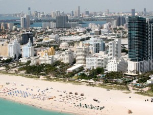 Miami Beach, Florida, cunoscută pentru întinderile mari de nisip şi plină de oameni „de bine” şi frumoşi, iar viaţa de noapte este una foarte intensă. Vino aici pentru a vedea şi a fi văzut.