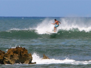 Tărmul din nordul Oahu, Hawaii, este renumit pentru apele sale agitate pe care surferii de clasă mondială le consideră perfecte. Unele dintre cele mai bune locuri de surf de aici sunt „Sunset Beach” şi „Ehukai Beach” - acestea sunt locurile unde se desfăşoară şi competiţia de surf „Vans Triple Crown”.