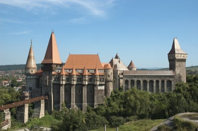 Castelul Huniazilor din departare
