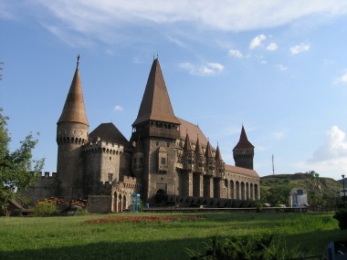 Curtea castelului Huniazilor
