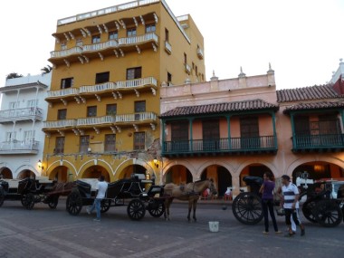 Cai şi trăsuri stau aliniaţi în piaţă, aşteptând să ia turiştii şi să-i ducă prin vechiul oraş.