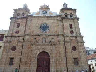 Clădirile vechi şi impunătoare stau dovadă a exploratorilor spanioli care au venit aici în secolul al 16-lea. Sunt şi biserici foarte frumoase sau catedrale, precum Iglesia de San Pedro Claver, care datează din anul 1580