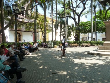 Cum soarele este extrem de arzător şi temperaturile foarte ridicate, Plaza Bolivar este un loc umbros cu o mulţime de bănci, care mai mereu sunt ocupate în totalitate de oamenii care vor să scape pentru câteva clipe de