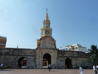 Intrarea în marele oraş se face prin Poarta Ceasului Turn (Puerta del Reloj).