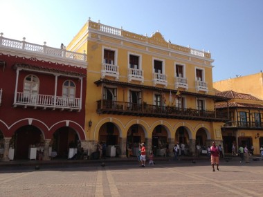 Odată ce ai trecut de turnul cu ceas, ajungi în Plaza de los Coches, piaţa principală. Pe vremuri a fost folosită ca piaţă unde se vindeau sclavi.