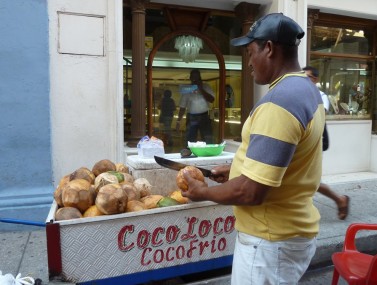 Sunt şi vânzători care comercializează suc proaspăt de nucă de cocos. Taie capătul nucii de cocos, introduc un pai în ea şi gata o băutură răcoritoare de nucă de cocos.