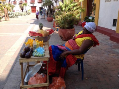 Vânzătorii ambulanţi comercializează fructe proaspete - mango, papaya, nuci de cocos, pepeni - în plină stradă.