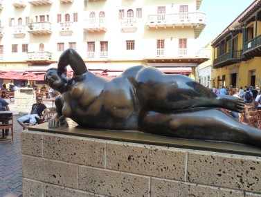 În Plaza Santo Domingo se află o sculptură cu o femeie grasă întinsă, realizată de artistul Fernando Botero şi este un obiectiv pe care turiştii se îngrămădesc să-l fotografieze.