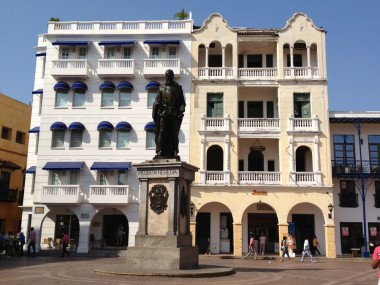 În centrul pieţei se află o statuie a lui Pedro de Heredia, un conquistador spaniol care a fondat Cartagena.