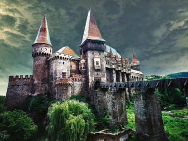 Castelul Huniazilor, monument arhitectonic si legenda medievala