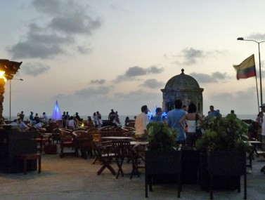 La apus, oamenii se adună la Cafe Del Mar pentru a consuma un cocktail şi a admira priveliştea excepţională de la ocean.